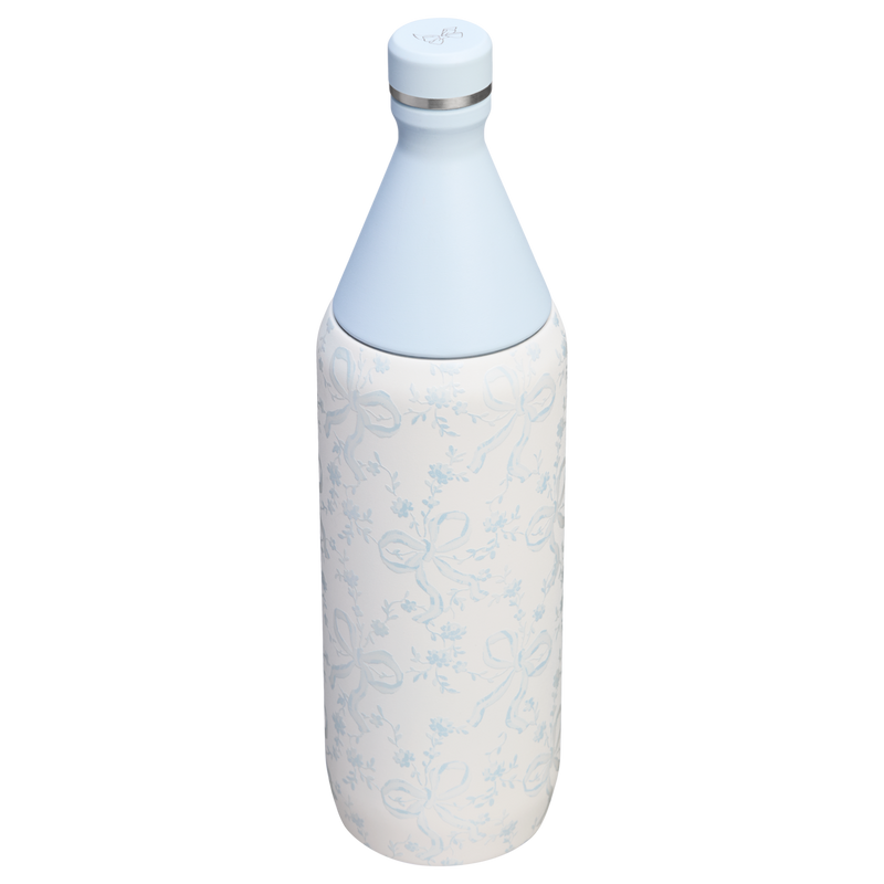 Stanley 1913 Stanley 1913 x LoveShackFancy All Day Slim Bottle 1L en Coquette Bow - Winter Ice | Ver Detrás