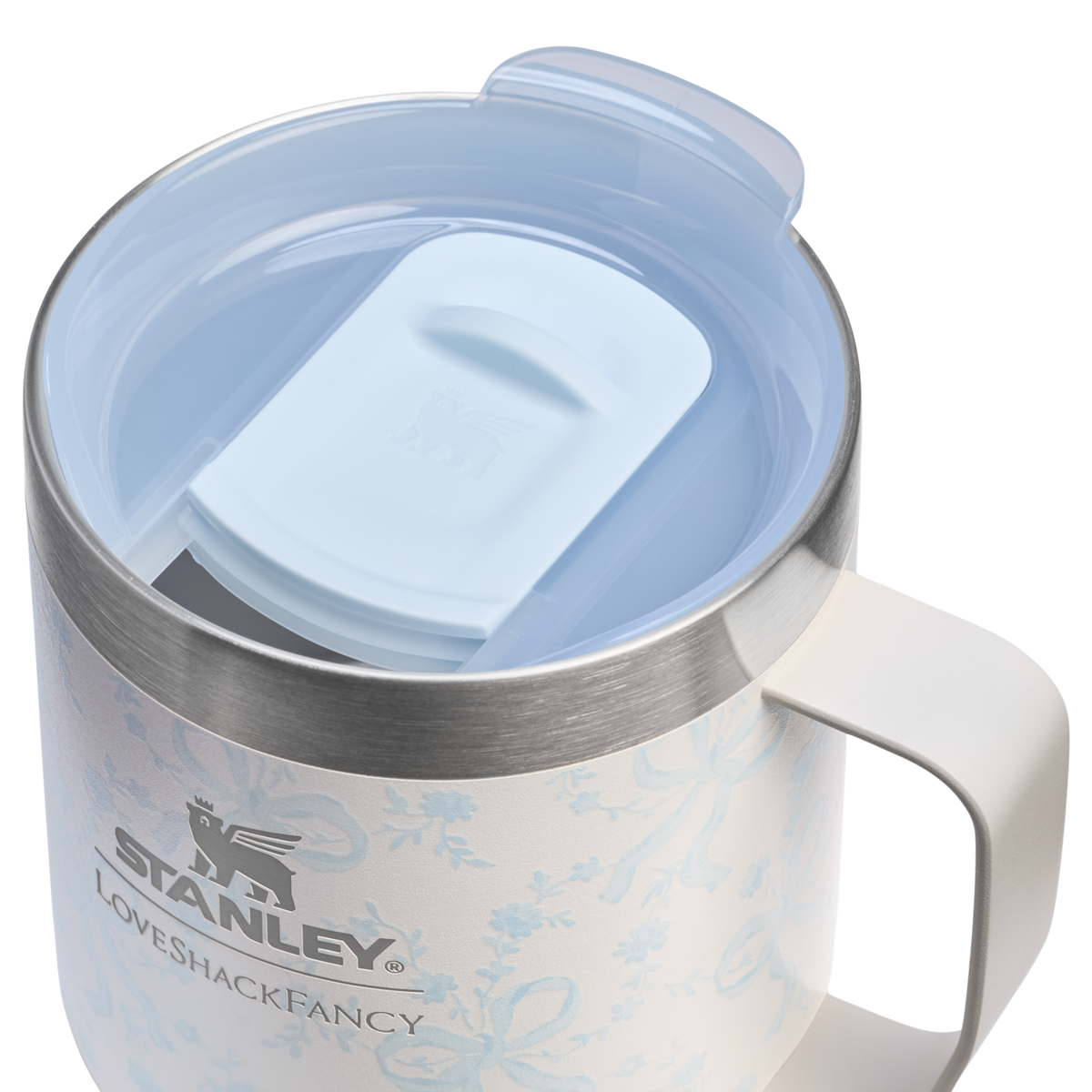 Stanley 1913 Stanley 1913 x LoveShackFancy Camp Mug Set 0.35L en Coquette Bow - Winter Ice | Ver Detalles de la tapa
