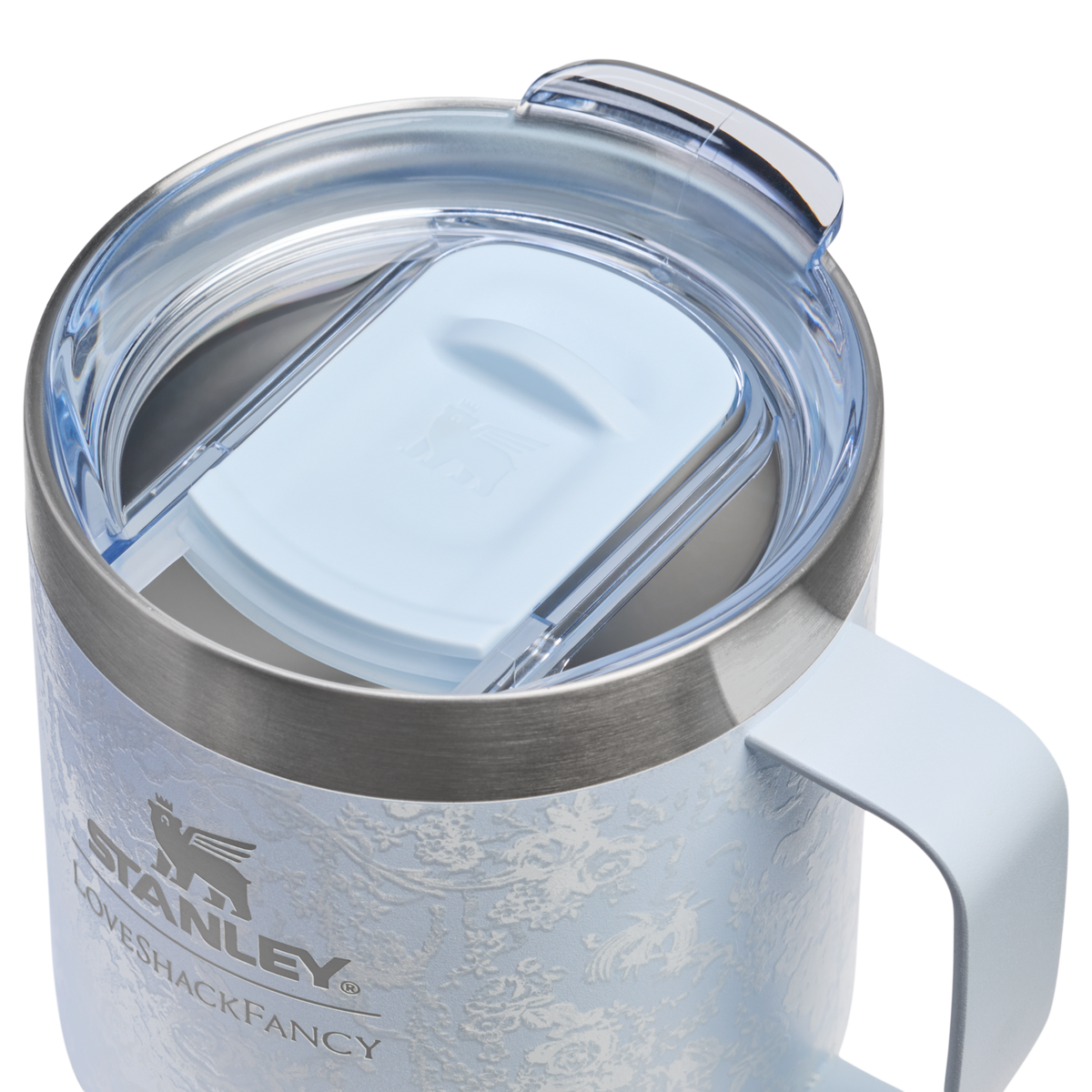 Stanley 1913 Stanley 1913 x LoveShackFancy Holiday Everyday Camp Mug Set 12 OZ 0.35 L in Toscana Toile Alpine Blue | Lid Detailed View