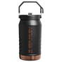 Próbka koloru dla Stanley 1913 Messi x Stanley 1913 IceFlow™ Flip Straw Jug 1.9L w Messi GOAT Black | Widok Przód