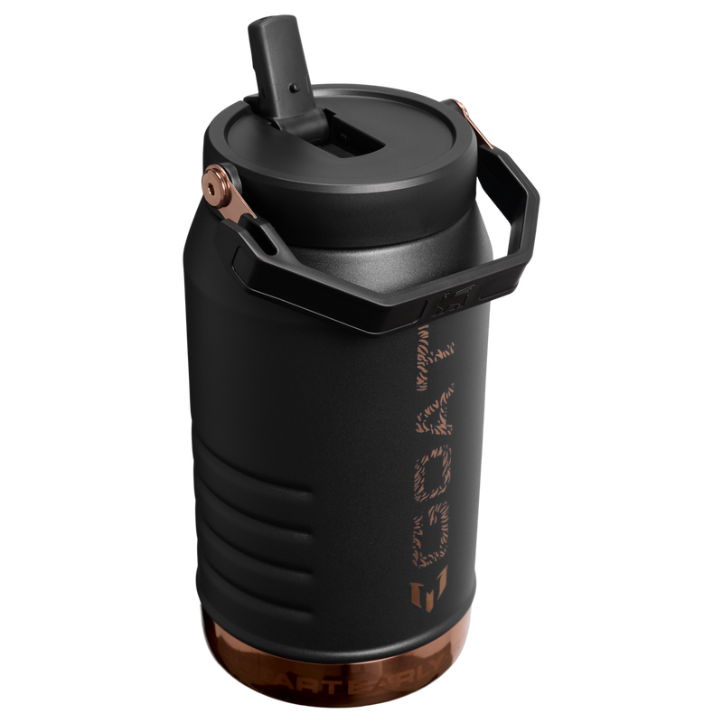 Stanley 1913 Messi x Stanley 1913 IceFlow™ Flip Straw Jug 1.9L w Messi GOAT Black | Widok Wstecz