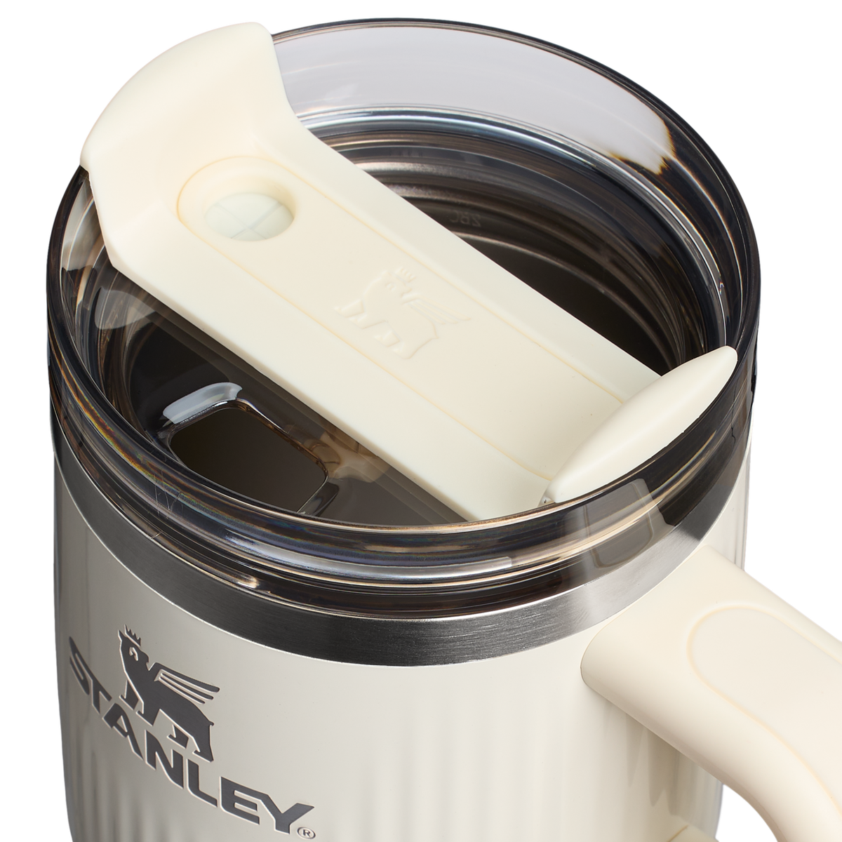 Stanley 1913 Quencher® H2.0 Fluted Tumbler 0.59L in Cream Gloss | Deckel im Detail anzeigen