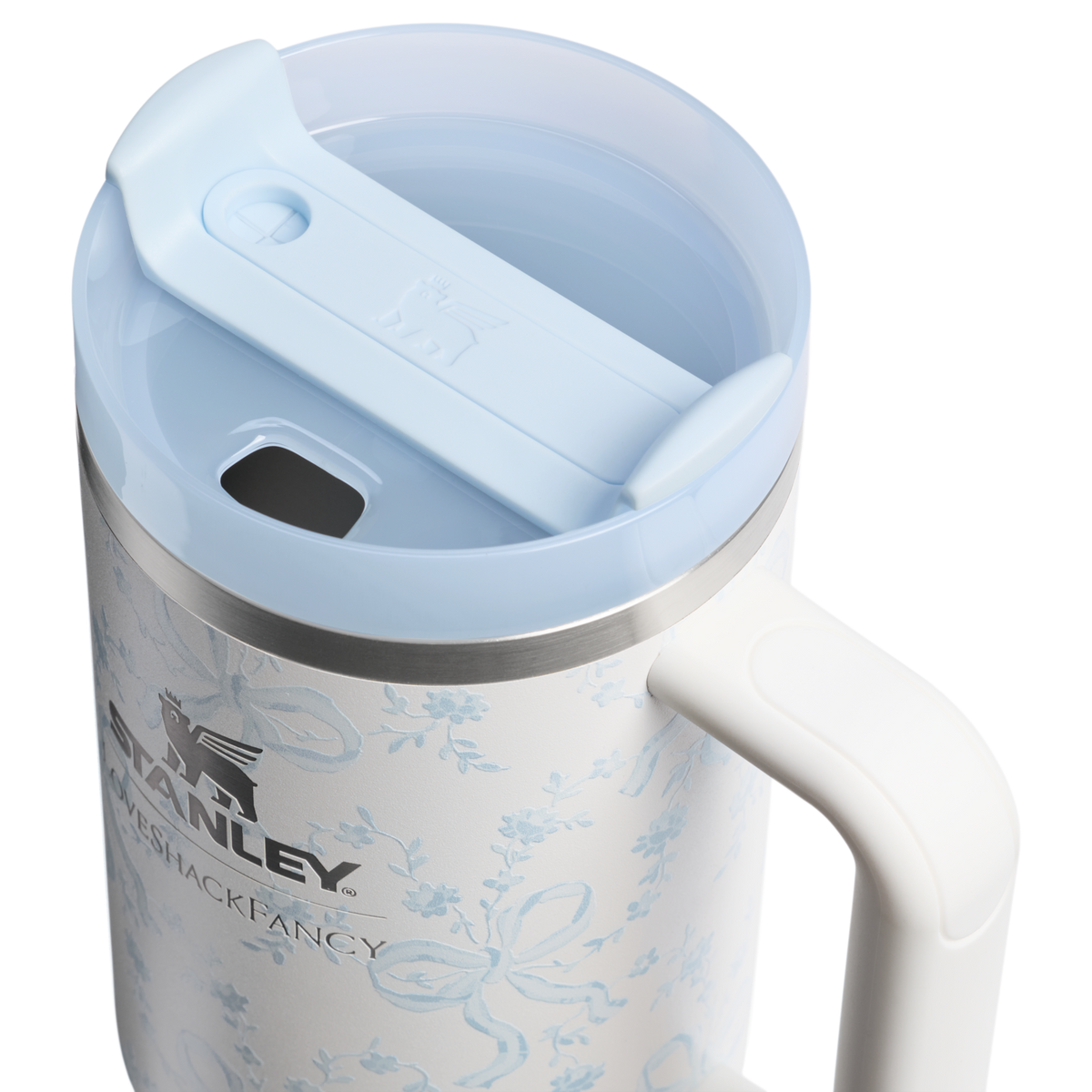 Stanley 1913 Stanley 1913 x LoveShackFancy Quencher® H2.0 FlowState™ Tumbler 1.18L en Coquette Bow - Winter Ice | Ver Detalles de la tapa