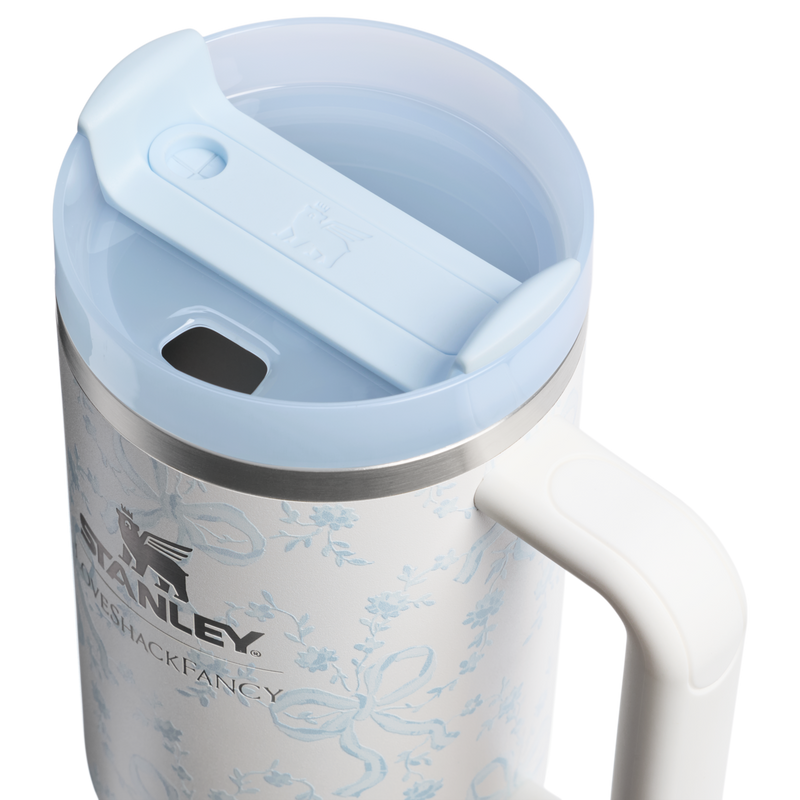 Stanley 1913 Stanley 1913 x LoveShackFancy Quencher® H2.0 FlowState™ Tumbler 1.18L en Coquette Bow - Winter Ice | Ver Detalles de la tapa