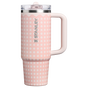 Muestra para Stanley 1913 Quencher® ProTour Flip Straw Tumbler 0.89L en Rose Quartz Rattan | Ver Delante