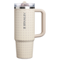 Muestra para Stanley 1913 Quencher® ProTour Flip Straw Tumbler 0.89L en Sahara Rattan | Ver Delante