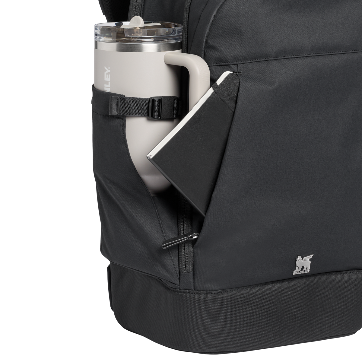 Stanley 1913 Standby Backpack 28.6L en Black | Ver Bolsillo delantero