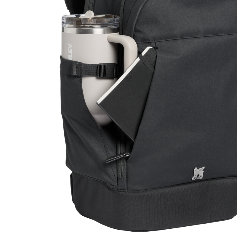 Stanley 1913 Standby Backpack 28.6L en Black | Ver Bolsillo delantero