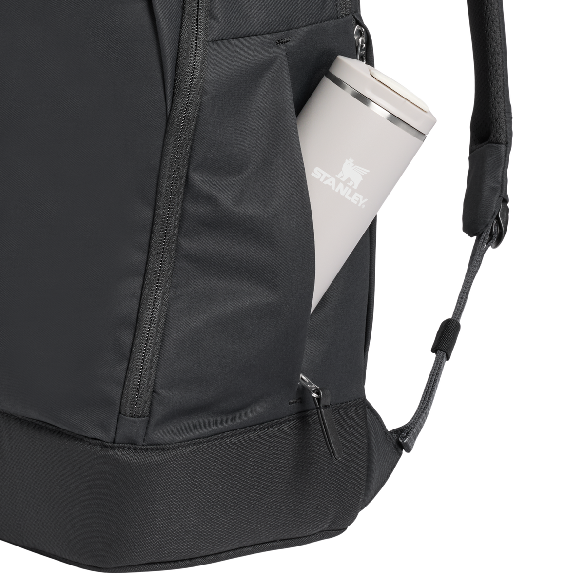 Stanley 1913 Standby Backpack 28.6L en Black | Ver Bolsillo detallado