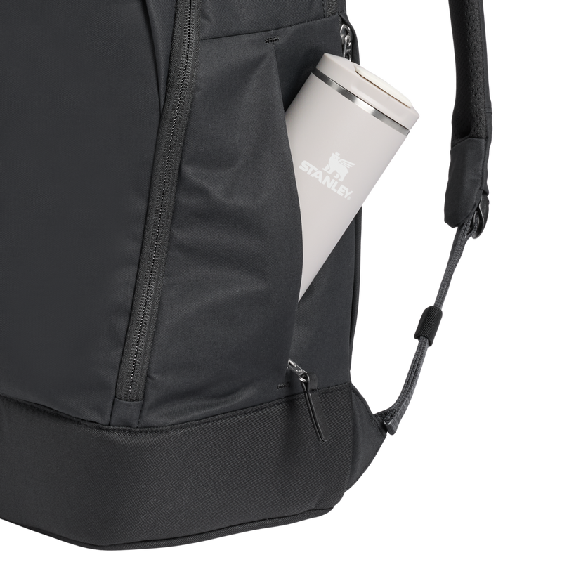 Stanley 1913 Standby Backpack 28.6L en Black | Ver Bolsillo detallado